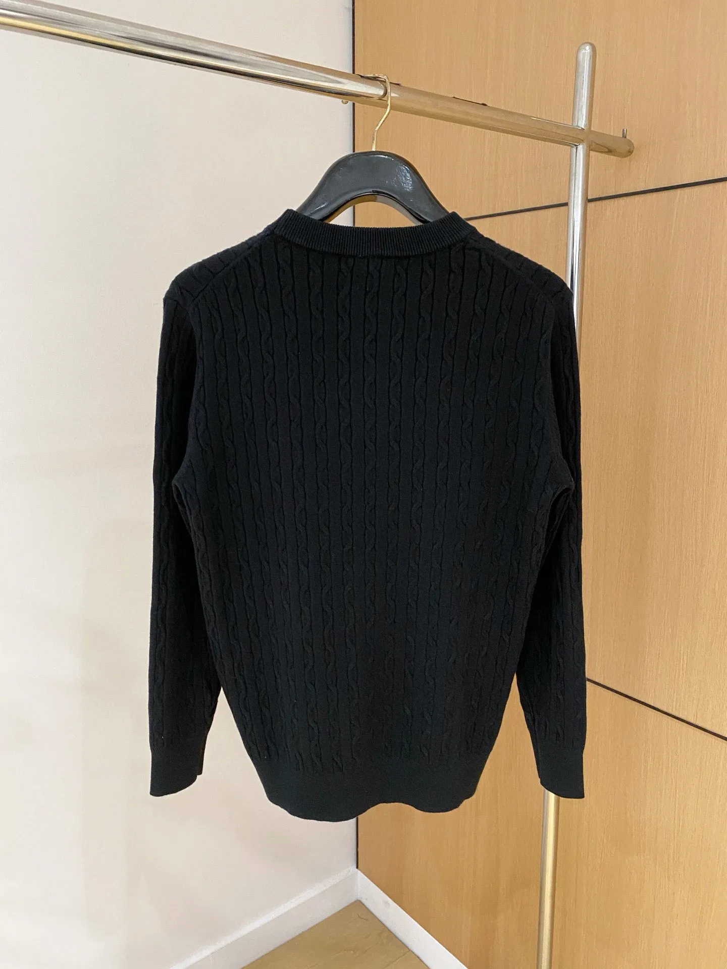 🅿️420 【POLO Paul】Autumn and winter classic round neck pullover sweater, in full condition! ! ! Wool blended fabric, the latest model in 2025, golden ratio! ! Slim-fitting soft gold, versatile and practical item, the combination and practicality are extremely powerful, simple and elegant, and classy! To create your own style, it is highly recommended to buy it in two colors. The standard slim fit tailoring process is suitable for both young and old men. It is knitted from wool and will not cause any discomfort! While keeping warm, it is stylish, textured and wearable, and the classic logo with contrasting colors on the chest feels in place! ! Recommended for regular customers! ! Size M-3XL (maximum wear: 190 pounds)